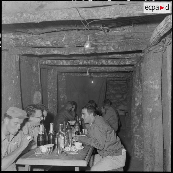Déjeuner des journalistes au mess souterrain du camp retranché de Na San.