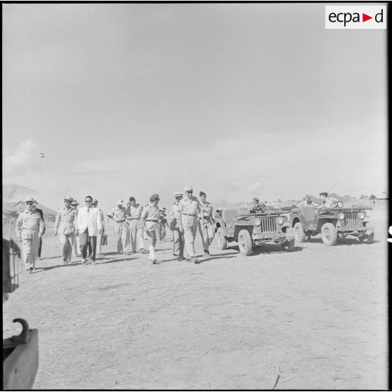 Visite des installations du camp retranché de Na San par Sa Majesté Bao Daï, chef de l'Etat du Vietnam.