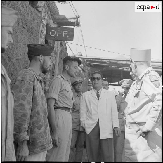 Sa Majesté Bao Daï s'entretient avec des soldats au PC de Na San.