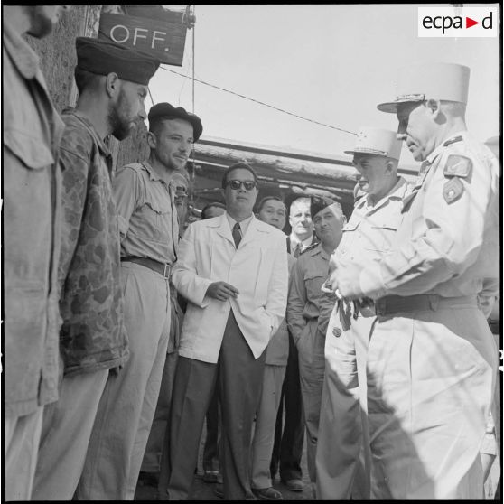 Sa majesté Bao Daï s'entretient avec des soldats au PC de Na San.