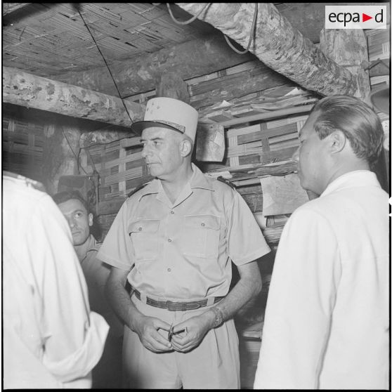 Bao Daï, chef de l'Etat du Vietnam, visite le PC souterrain de Na San, en compagnie du général de Linarès, commandant les FTNV (forces terrestres du Nord Vietnam)