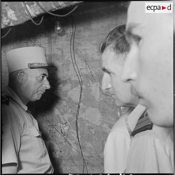 Le général de Linarès devant une carte au PC souterrain de Na San.