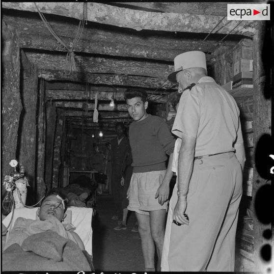Visite du général de corps d'armée de Linarès aux blessés soignés à l'antenne chirurgicale de Na San.