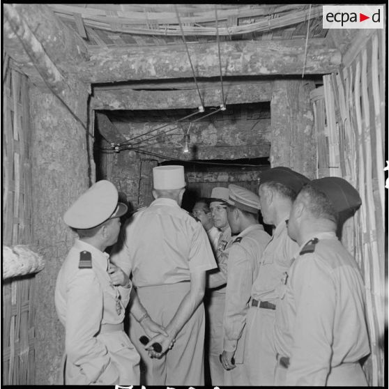 Visite du PC de Na San par Sa Majesté Bao Daï, chef de l'Etat du Vietnam.