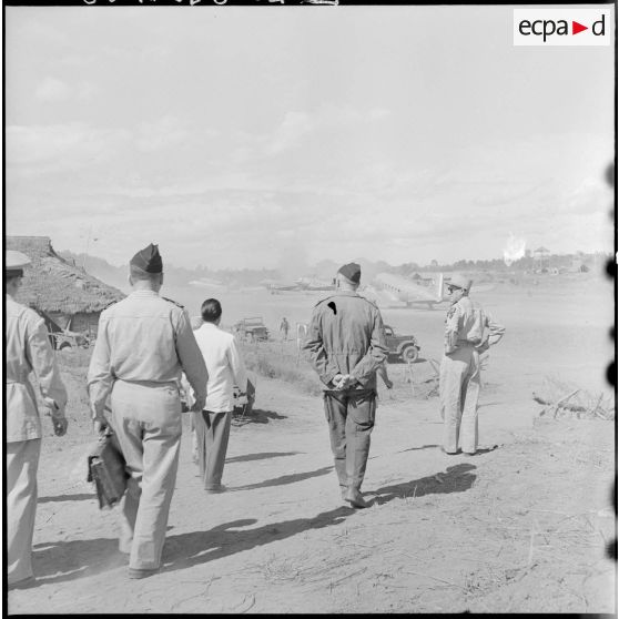 Visite des installations du camp retranché de Na San par Sa Majesté Bao Daï, chef de l'Etat du Vietnam.