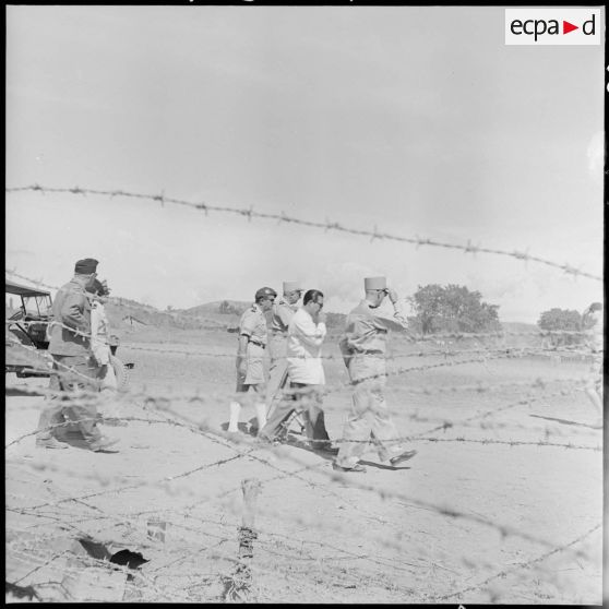 Visite des installations du camp retranché de Na San par Sa Majesté Bao Daï, chef de l'Etat du Vietnam.