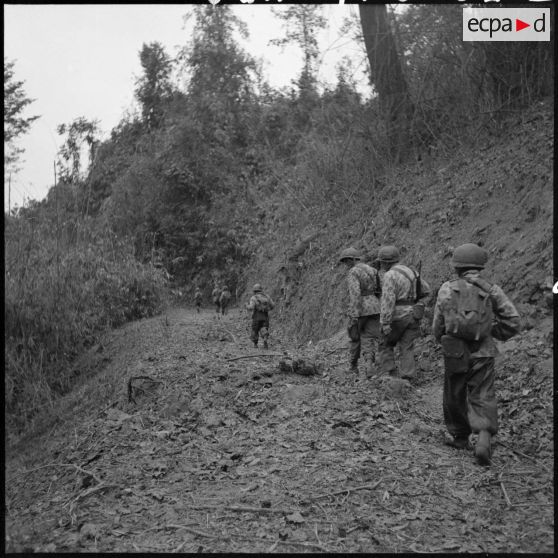 Patrouille de parachutistes aux abords de Na San.