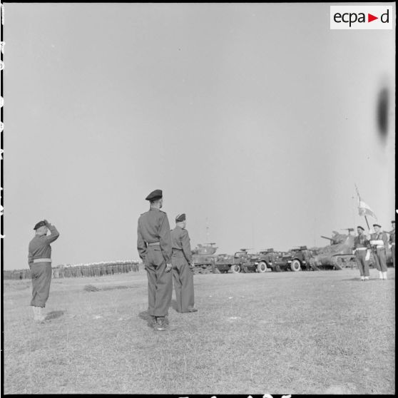 Le général Dodelier, commandant du secteur de la rivière Noire, annonce la prise de commandement du colonel Farret au cours de l'anniversaire du RBCEO (Régiment blindé colonial d'Extrême-Orient).