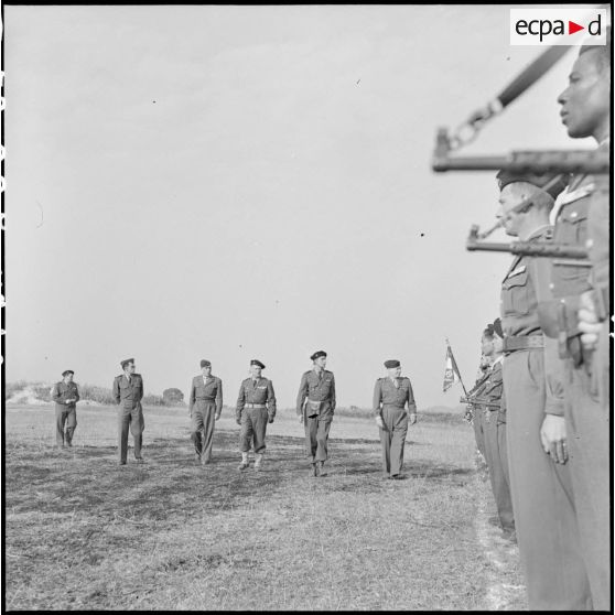 Revue des troupes et des blindés du RBCEO (Régiment blindé colonial d'Extrême-Orient) par le général Dodelier, commandant le secteur de la rivière Noire.