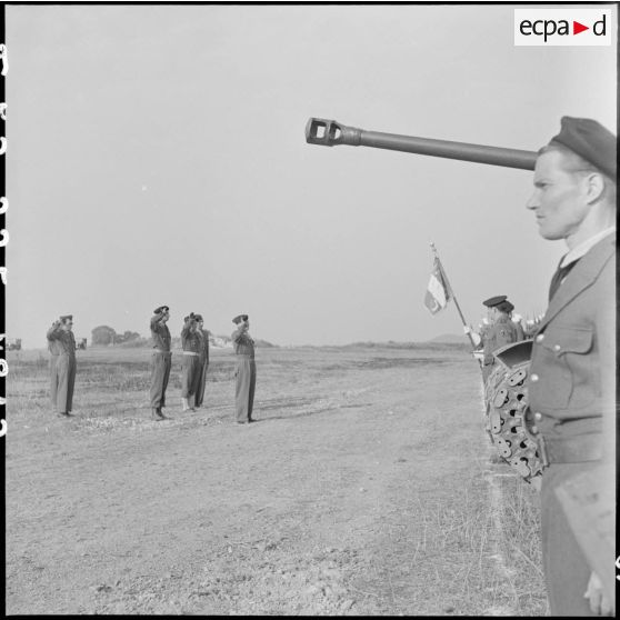 Revue des troupes et des blindés du RBCEO (Régiment blindé colonial d'Extrême-Orient) par le général Dodelier, commandant le secteur de la rivière Noire.