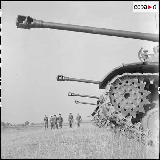 Revue des blindés par le général Dodelier, commandant le secteur de la rivière Noire, lors de l'anniversaire du RBCEO (Régiment blindé colonial d'Extrême-Orient).