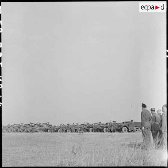 Revue des blindés du RBCEO (Régiment blindé colonial d'Extrême-Orient) par le général Dodelier, commandant le secteur de la rivière Noire.