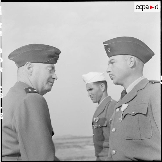 Le général Dodelier, commandant le secteur de la rivière Noire, décore sous-officiers et hommes de troupe du secteur de Son Tay.