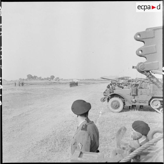 Vue générale de prise d'armes au cours de laquelle le général Dodelier, commandant le secteur de la rivière Noire, décore des militaires du RBCEO (Régiment blindé colonial d'Extrême-Orient).