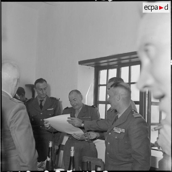 Le général Dodelier, commandant le secteur de la rivière Noire, reçoit le diplôme le nommant première classe d'honneur du RBCEO (Régiment blindé colonial d'Extrême-Orient).