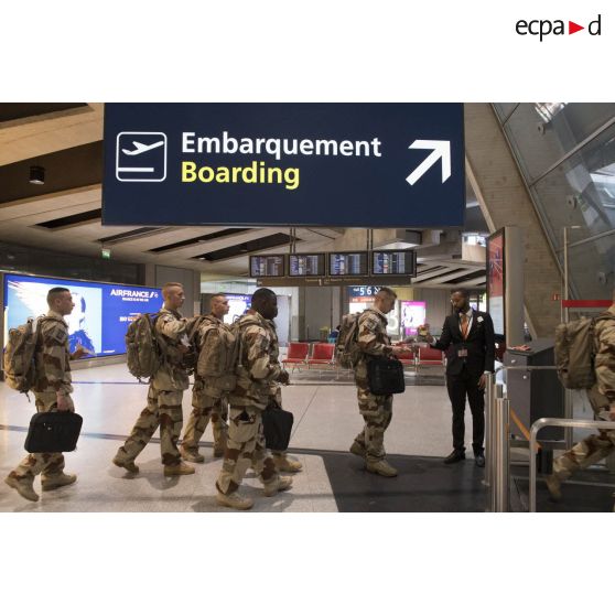 Des soldats se péparent à embarquer au terminal de l'aéroport de Roissy-Charles-de-Gaulle.