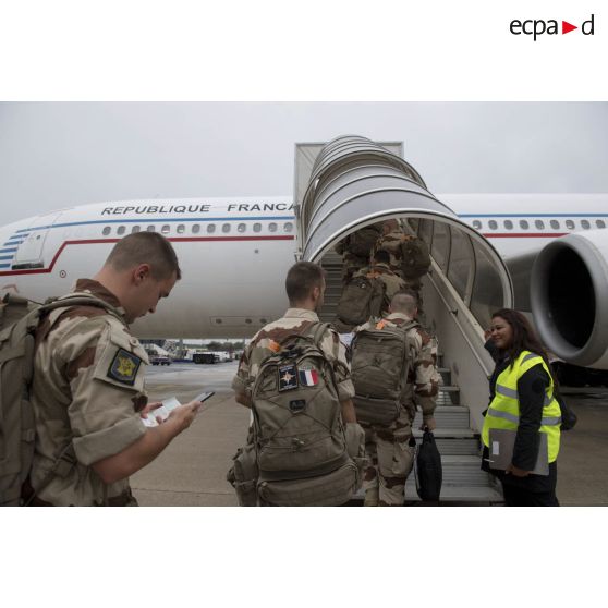 Des soldats du 4e escadron du 12e régiment de cuirassiers (RC) embarquent à bord d'un avion Airbus A 340-220 sur le tarmac de l'aéroport de Roissy-Charles-de-Gaulle.