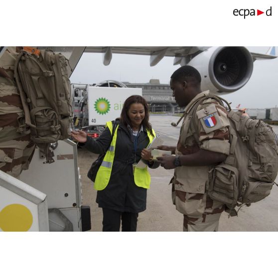 Des soldats du 4e escadron du 12e régiment de cuirassiers (RC) embarquent à bord d'un avion Airbus A 340-220 sur le tarmac de l'aéroport de Roissy-Charles-de-Gaulle.