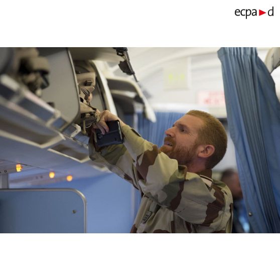 Un officier embarque à bord d'un avion Airbus A 340-220 sur le tarmac de l'aéroport de Roissy-Charles-de-Gaulle.