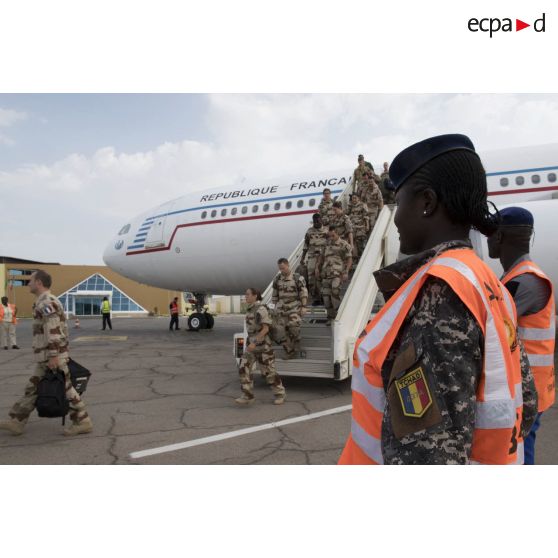 Des soldats débarquent d'un avion Airbus A 340-220 sur le tarmac de l'aéroport de N'Djamena, au Tchad.