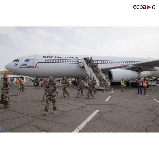Des soldats débarquent d'un avion Airbus A 340-220 sur le tarmac de l'aéroport de N'Djamena, au Tchad.