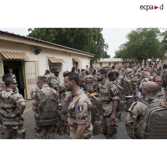 Des soldats remplissent leur fiche de circuit d'arrivée sur le camp de Kosseï à N'Djamena, au Tchad.