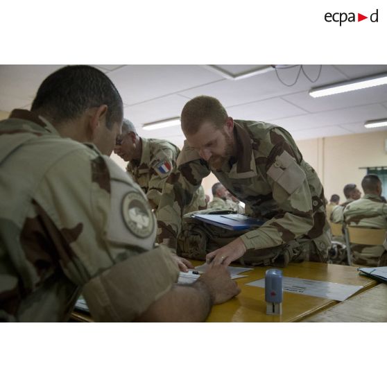 Des soldats s'enregistrent à leur arrivée sur le camp de Kosseï à N'Djamena, au Tchad.