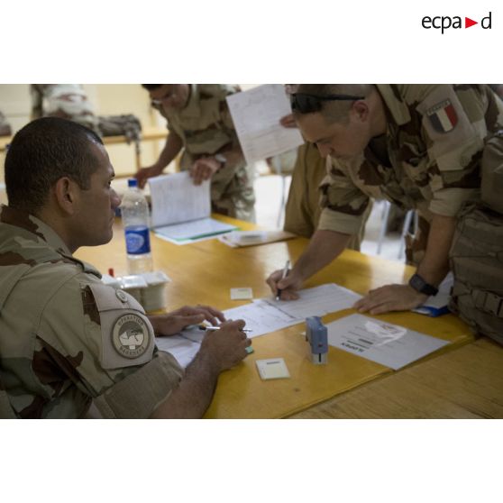 Des soldats s'enregistrent à leur arrivée sur le camp de Kosseï à N'Djamena, au Tchad.