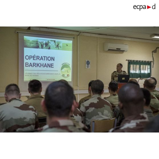 Le colonel Olivier Poncet du groupement de soutien opérationnel (GSO) dirige un point de situation pour les nouveaux arrivants sur le camp de Kosseï à N'Djamena, au Tchad.