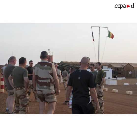 Des éléments de l'état-major se coordonnent pour la consolidation des infrastructures du camp de Gao, au Mali.