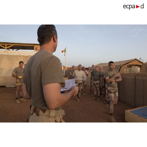 Des éléments de l'état-major se coordonnent pour la consolidation des infrastructures du camp de Gao, au Mali.