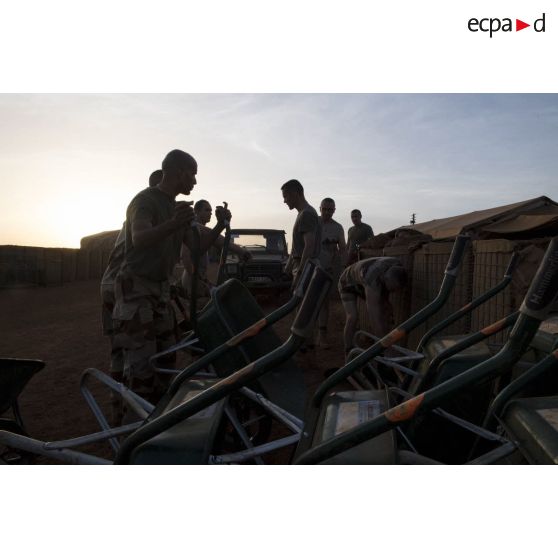 Des éléments de l'état-major perçoivent des brouettes pour la consolidation des infrastructures du camp de Gao, au Mali.
