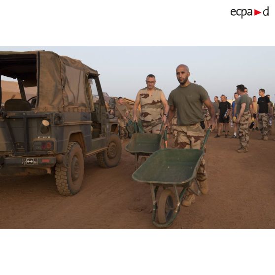 Des éléments de l'état-major perçoivent des brouettes pour la consolidation des infrastructures du camp de Gao, au Mali.