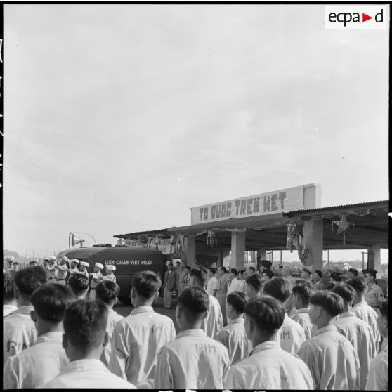 Au camp de Haiduong, le jour de la libération d'un groupe de PIM (prisonniers et internés militaires), les prisonniers sont rassemblés dans la cour principale.