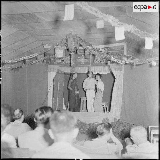 Pièce de théâtre exécutée par des PIM (prisonniers et internés militaires) du camp de Haiduong.