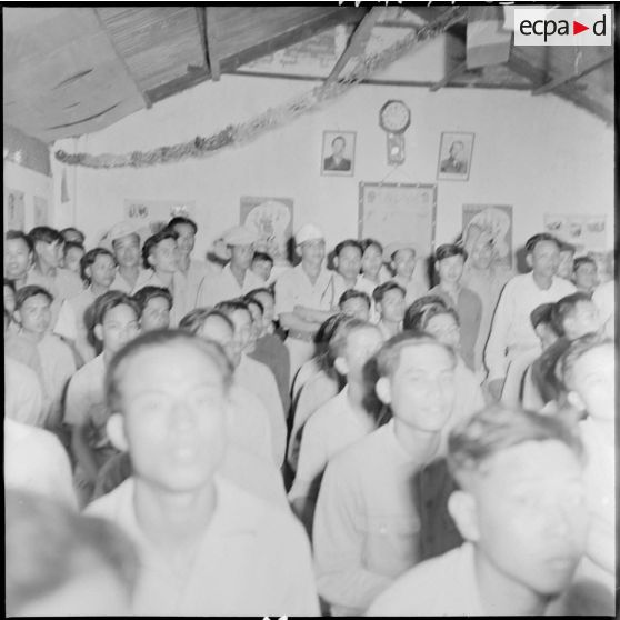 Public assistant à une pièce de théâtre jouée par des PIM (prisonniers et internés militaires) au camp de Haiduong.