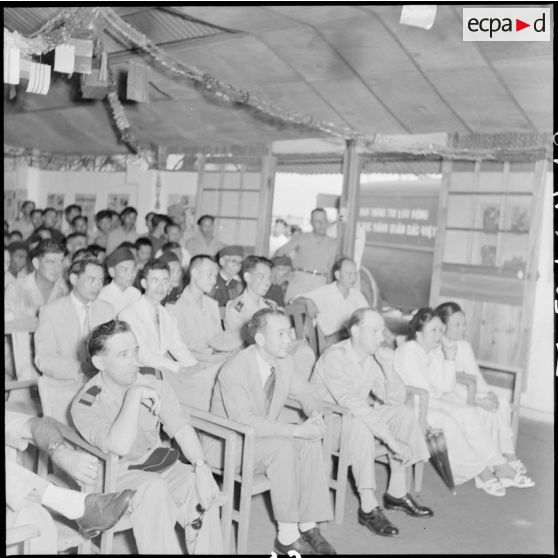 Public assistant à une pièce de théâtre jouée par des PIM (prisonniers et internés militaires) au camp de Haiduong.