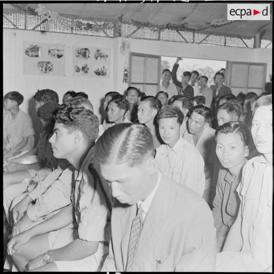 Public assistant à une pièce de théâtre jouée par des PIM (prisonniers et internés militaires) au camp de Haiduong.