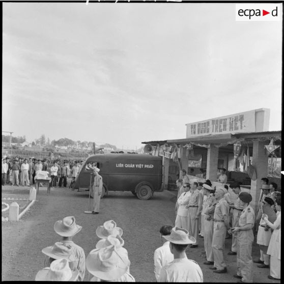 Allocution d'un militaire vietnamien au cours d'une cérémonie pour la libération d'un groupe de PIM (prisonniers et internés militaires) au camp de Haiduong.