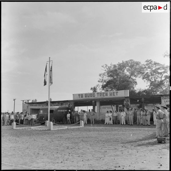 Allocution d'une personnalité vietnamienne au cours d'une cérémonie pour la libération d'un groupe de PIM (prisonniers et internés militaires) au camp de Haiduong.