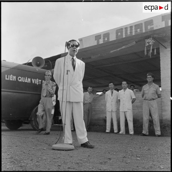 Allocution d'une personnalité vietnamienne au cours d'une cérémonie pour la libération d'un groupe de PIM (prisonniers et internés militaires) au camp de Haiduong.