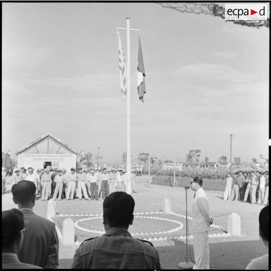 Allocution d'une personnalité vietnamienne au cours d'une cérémonie pour la libération d'un groupe de PIM (prisonniers et internés militaires) au camp de Haiduong.