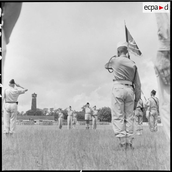Présentation à l'étendard du 4e RAC (régiment d'artillerie coloniale) en présence du général Cogny, commandant des FTVN (forces terrestres du Nord-Vietnam)