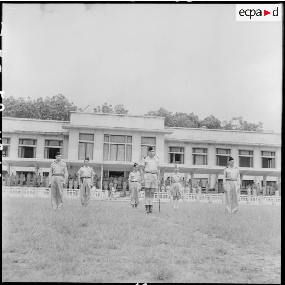 Passation de commandement au 4e RAC (régiment d'artillerie coloniale) en présence du général Cogny, commandant les FTNV (forces terrestres du Nord-Vietnam).