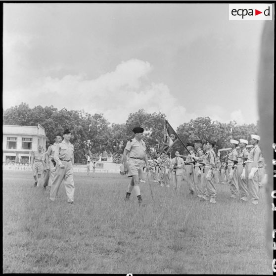 Revue des troupes par le général Cogny, lors de la passation de commandement au 4e RAC.