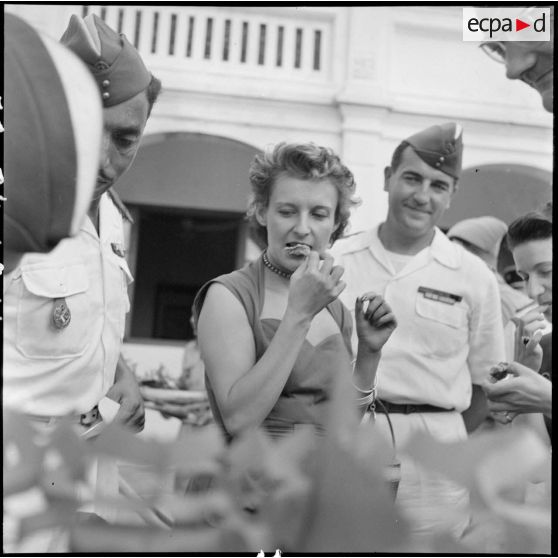 Une convive déguste le méchoui organisé au 8e RSA (régiment de spahis algériens) lors de la fête de de l'Aïd el-Kébir.