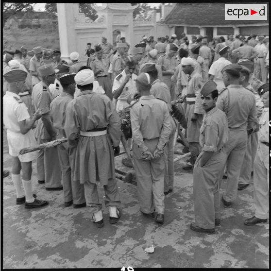 Dégustation du méchoui  au 8e RSA (régiment de spahis algériens) lors de la  fête de l'Aïd el-Kébir.