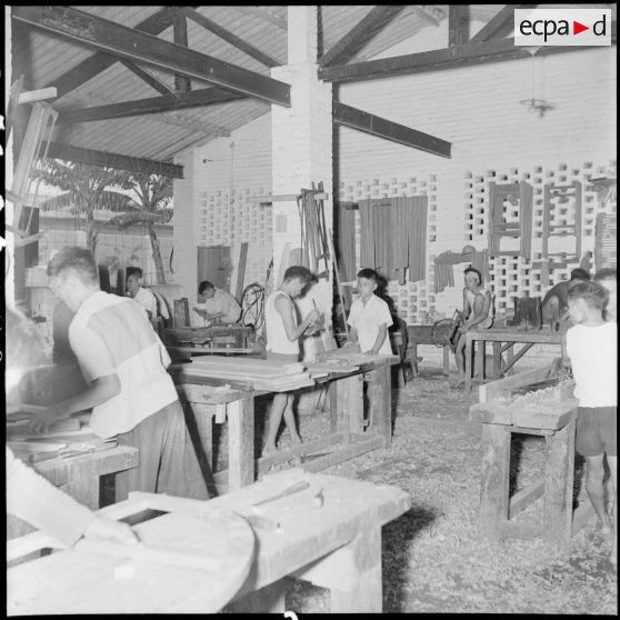 Travail du bois à la section des menuisiers dans un camp de PIM (prisonniers et internés militaires).