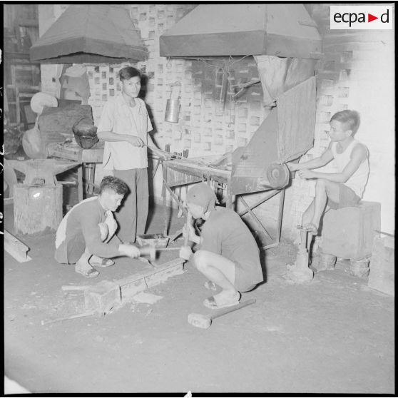 Travaux des artisans forgerons dans un camp de PIM (prisonniers et internés militaires).