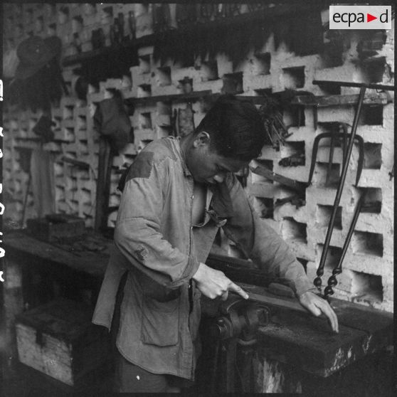 Travaux des artisans forgerons dans un camp de PIM (prisonniers et internés militaires).